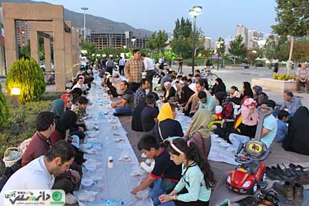 شهرداری منطقه 22 سفره ساده افطاری در کنار دریاچه شهدای خلیج فارس توسط پهن کرد