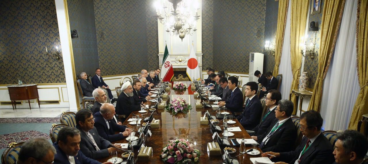 روحانی:ایران بر گسترش روابط اقتصادی بر مبنای منافع متقابل علاقه دارد/ آبه: برای حفظ روابط اقتصادی با ایران با آمریکا مذاکرات جدی داشتهایم