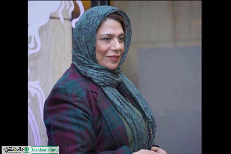 گوهر خیراندیش دست علی نصیریان را بوسید