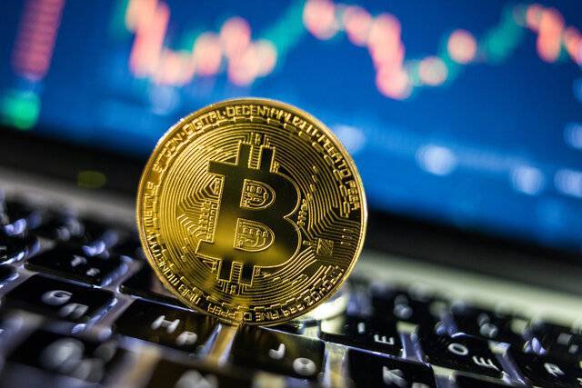 ارزش بیت کوین در برابر دلار ۱۵ درصد سقوط کرد