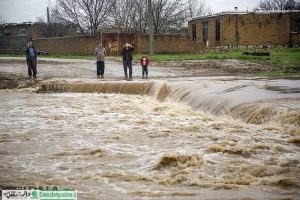 مردم از قرارگرفتن در مسیر رودخانه ها خودداری کنند