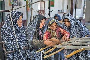 زنان روستایی اقلیتی که جور اکثریت را می کشند