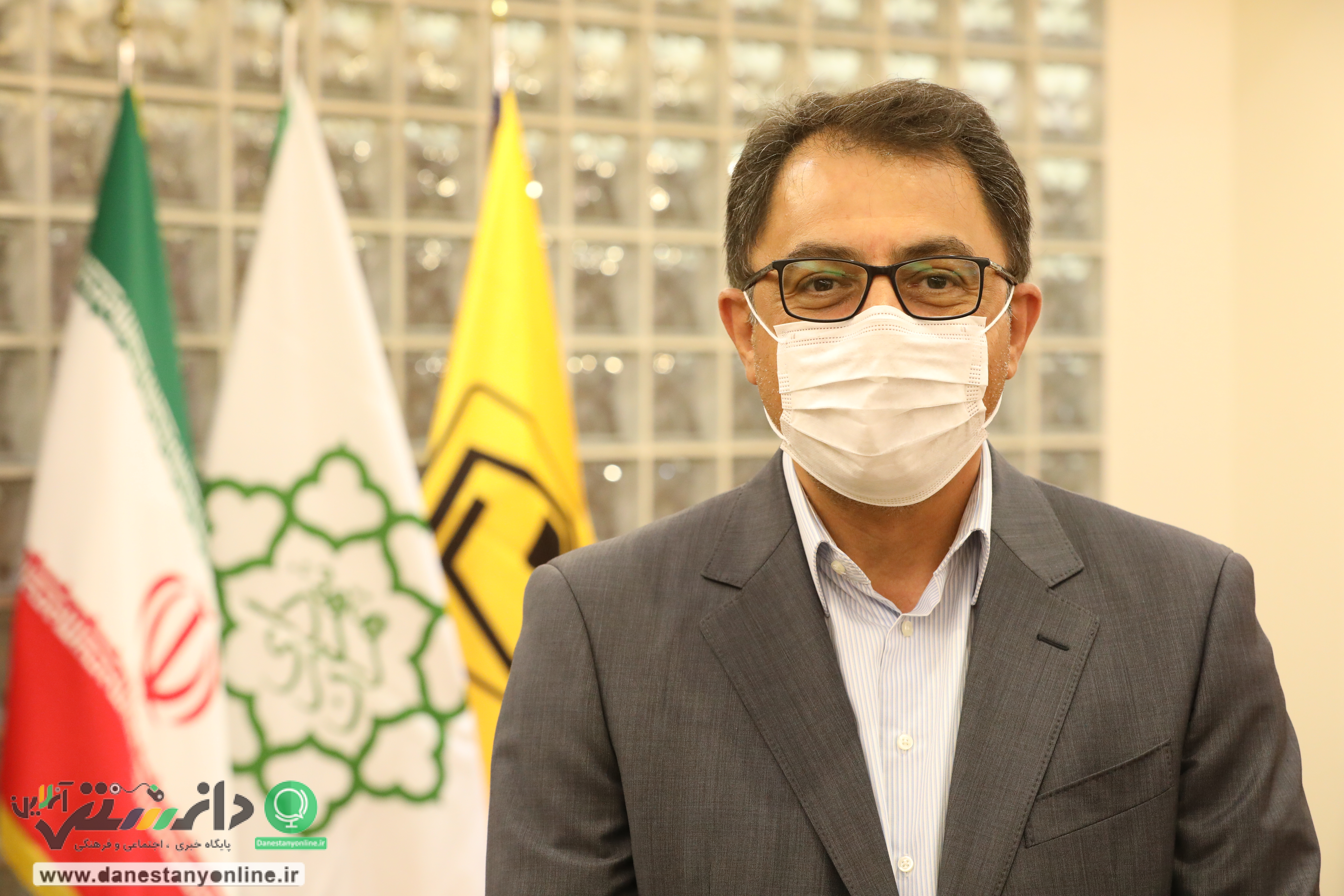 واكسيناسيون همكارانم در شهر زیر زمینی را پیگیری مي كنم
