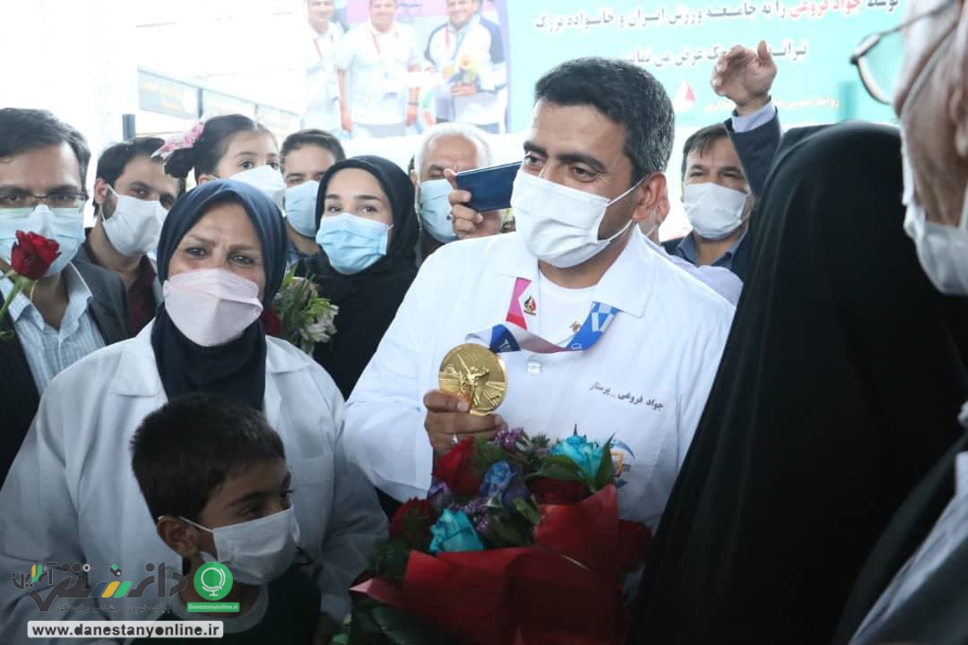 بازگشت ورزشکار طلایی المپیک با لباس کادر درمان به کشور