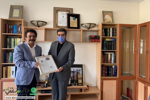 علیرضا افتخاری مدرک درجه یک هنری را دریافت کرد