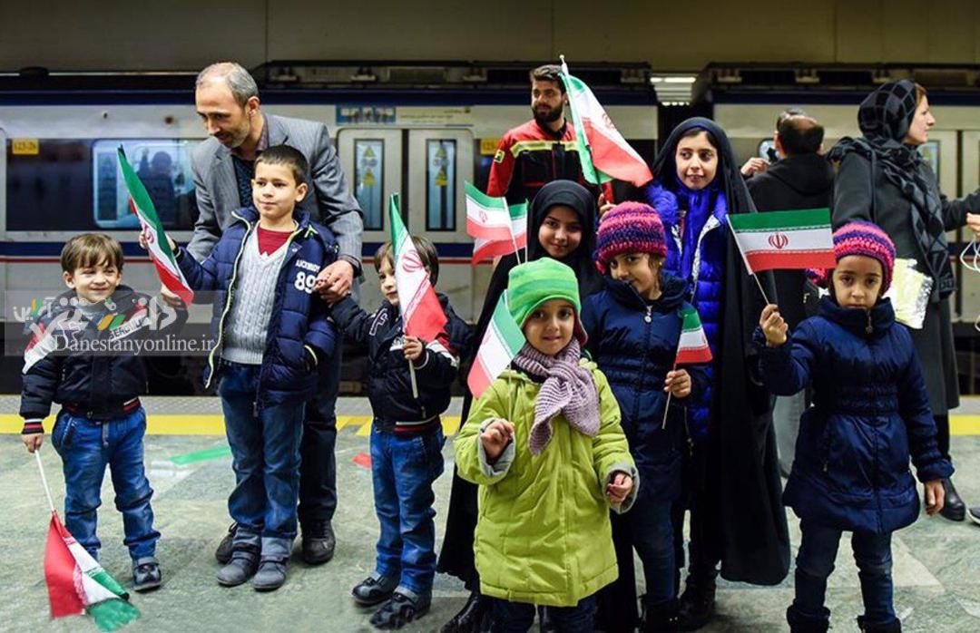 اهتزاز “پرچم افتخار” در متروی تهران به مناسبت چهل و سومین سالگرد پیروزی انقلاب اسلامی