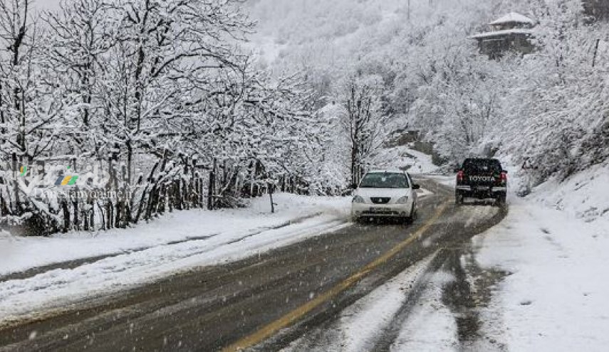 بارش برف و باران در جادههای ۱۷ استان کشور