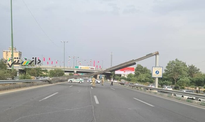 سقوط تابلو جهت نما در بلوارکاوه