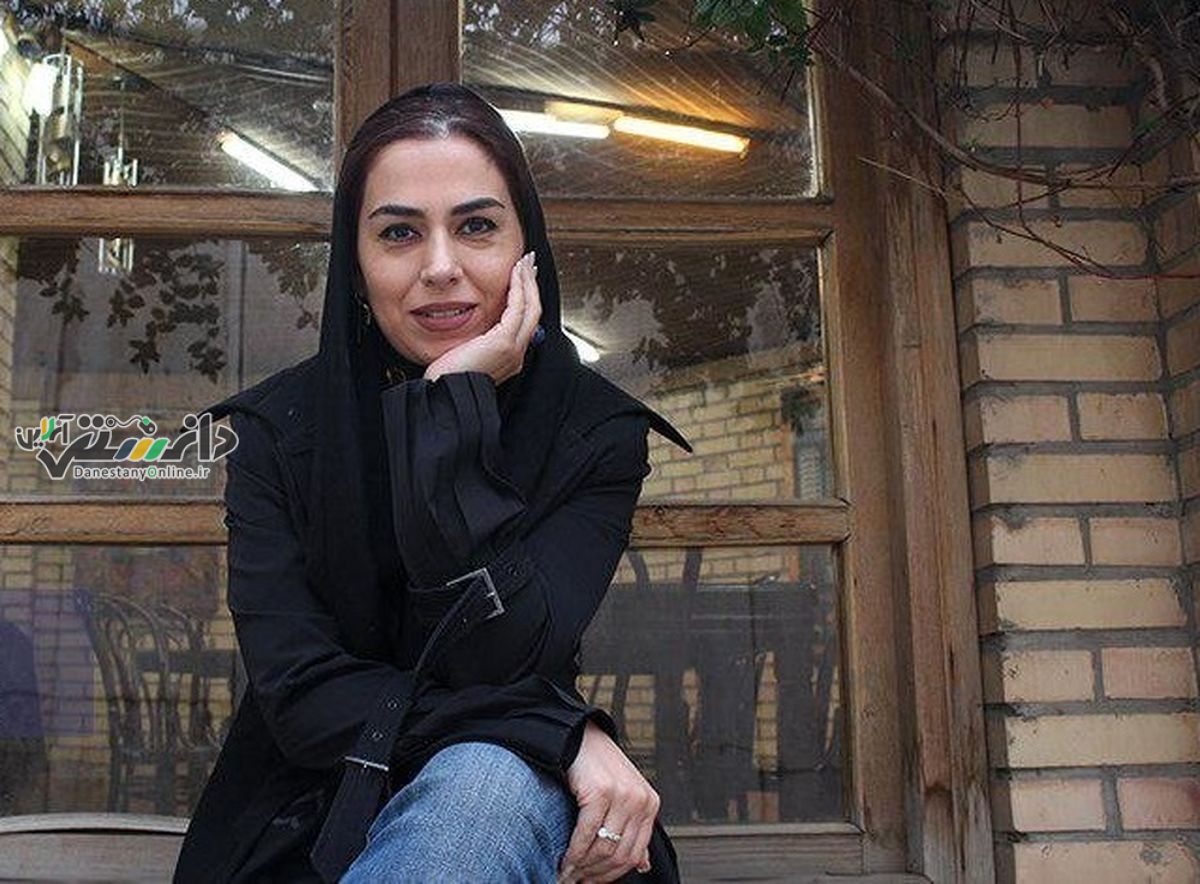 ژست کتاب خوانی تینا پاکروان