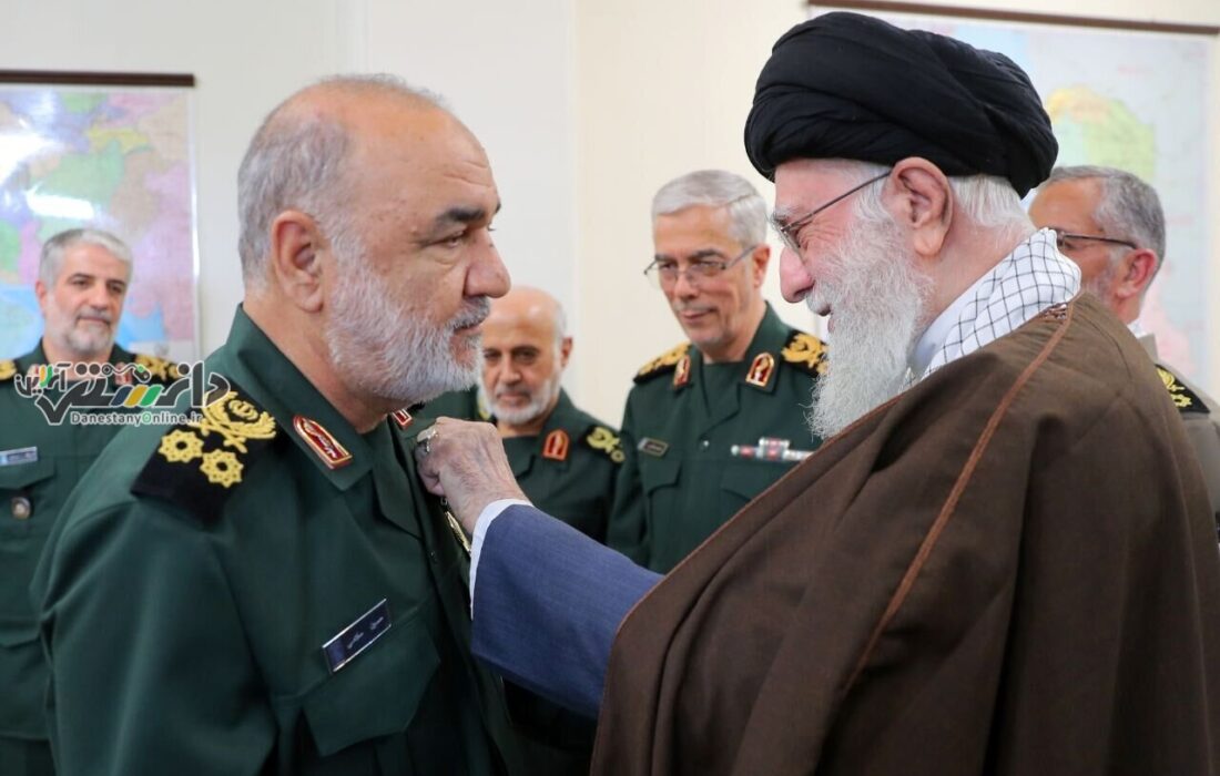 اعطای نشان به فرماندهان کل ارتش و سپاه از سوی رهبر معظم انقلاب