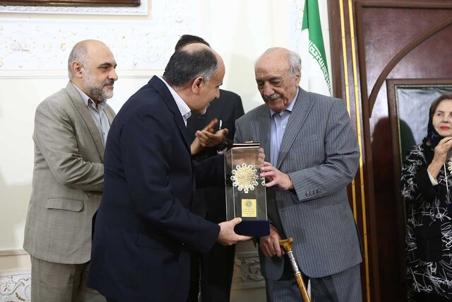 شالویی، شاعر مفتخر ایران