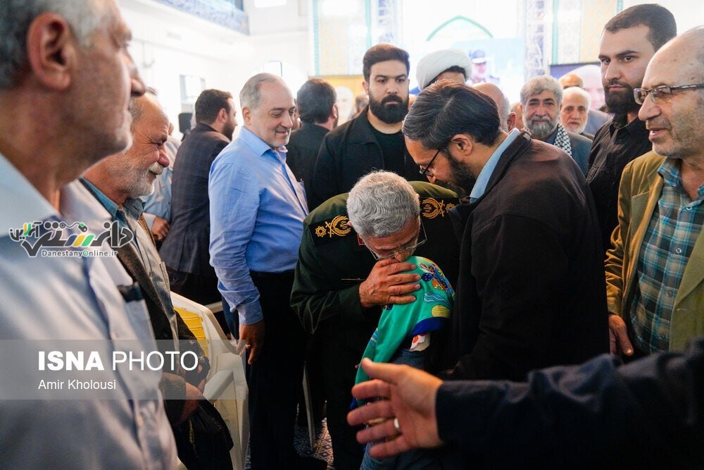 بوسه زدن سردار قاآنی بر سر یک دختر