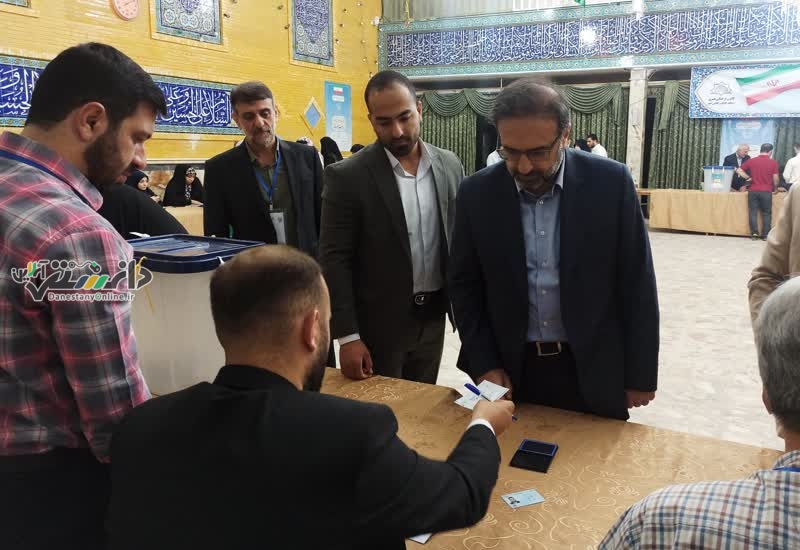 انداختن رای رئیس کل دادگستری استان البرز در چهاردهمین دوره انتخابات ریاست جمهوری به صندوق شعبه اخذ رای