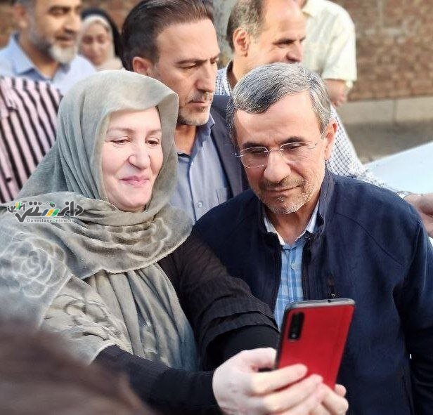 سلفی خوشحال احمدینژاد با مردم در خیابان