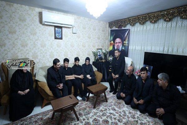 مخبر با خانواده کادر پروازی شهدای خدمت دیدار کرد