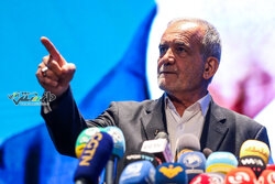 پزشکیان برای شرکت در انتخابات به بیمارستان فیروزآبادی شد