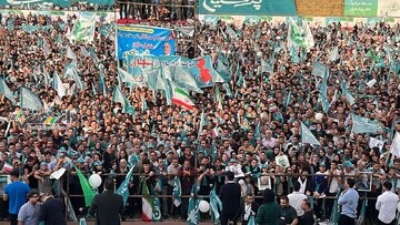 عکسی از نوه های شهید الله آل هاشم در مراسم استقبال از پزشکیان