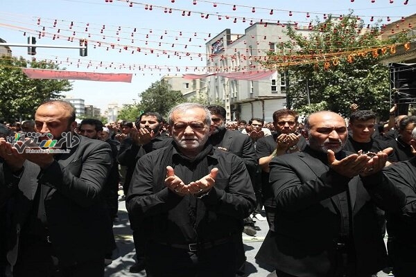 تصویر پزشکیان در صف اقامه نماز ظهر عاشورا