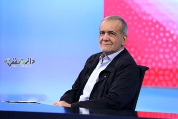 عکس نصب پوستر پزشکیان توسط استاد دانشگاه شریف