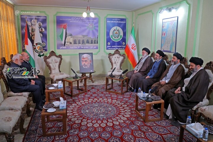 حضور فرزندان حضرت آیتالله خامنهای در دفتر حماس در تهران