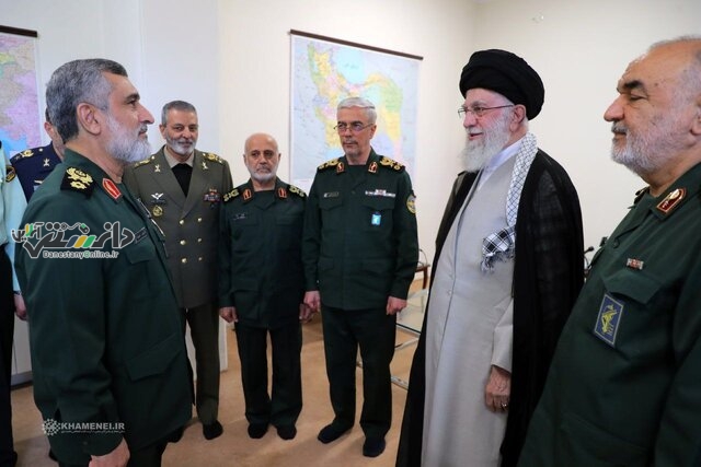 اعطای نشان فتح توسط فرمانده کل قوا به سردار حاجیزاده