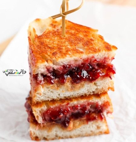 ساندویچ رژیمی کره بادام زمینی و ژله میان وعده ای خوشمزه