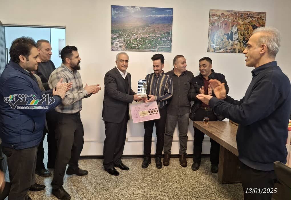 تقدیر از آقایان شاغل در معاونت گردشگری و سرمایهگذاری به مناسبت فرارسیدن میلاد حضرت علی(ع) و گرامیداشت مقام پدر