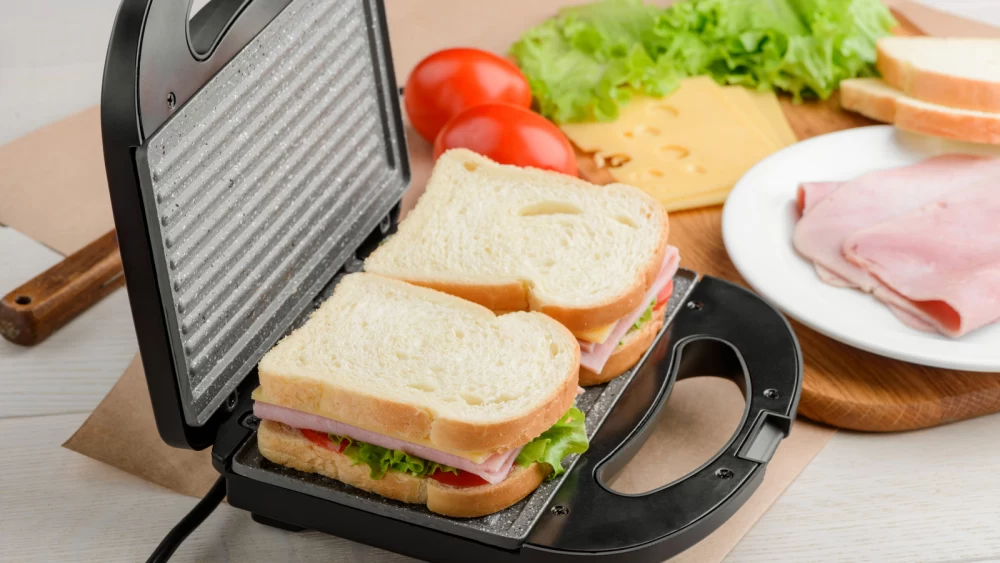 دانستنی خانه داری/چکار کنیم چیزی به ساندویچ ساز نچسبه؟