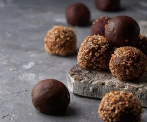 دانستنی آشپزی/طرز تهیه توپک بیسکویتی ارزان با ۳ فرمول خوشمزه