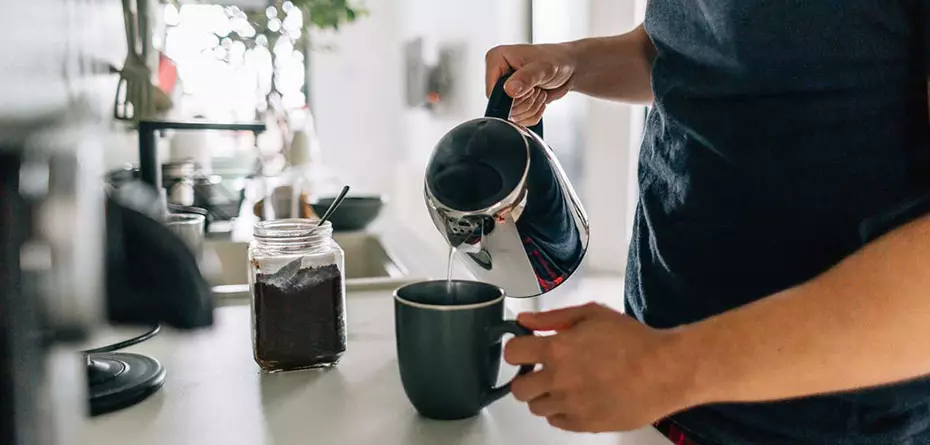 آیا نوشیدن چای و قهوه صبحگاهی فقط یک عادت است یا درمان خلق تنگی؟