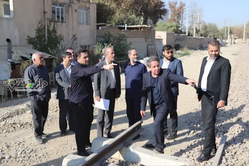 بازدید معاون وزیر راه و شهرسازی و مدیرعامل شرکت بازآفرینی شهری ایران از ۱۲۰ پلاک ریزدانه حاشیه راهآهن گرمدره
