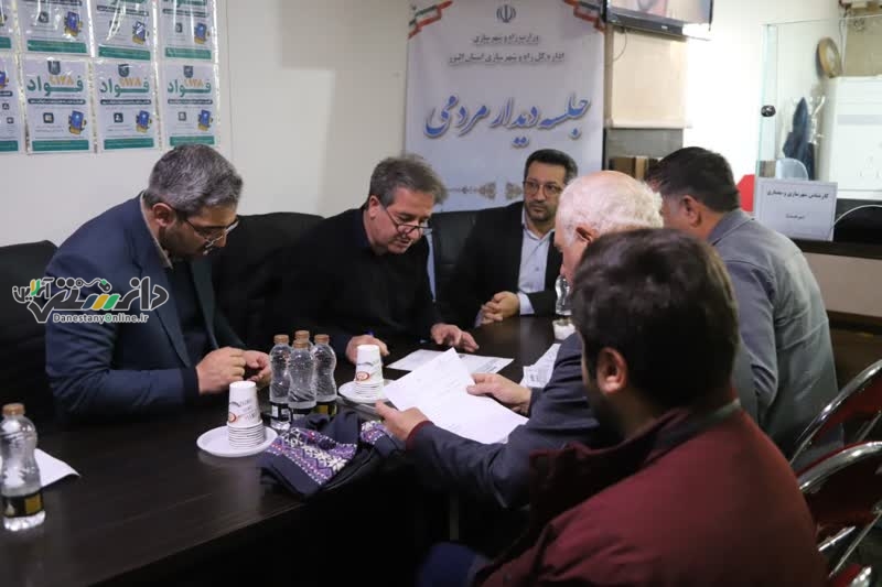 گفتوگوی چهرهبهچهره مدیرکل راه و شهرسازی استان البرز با مردم در محل میز خدمت