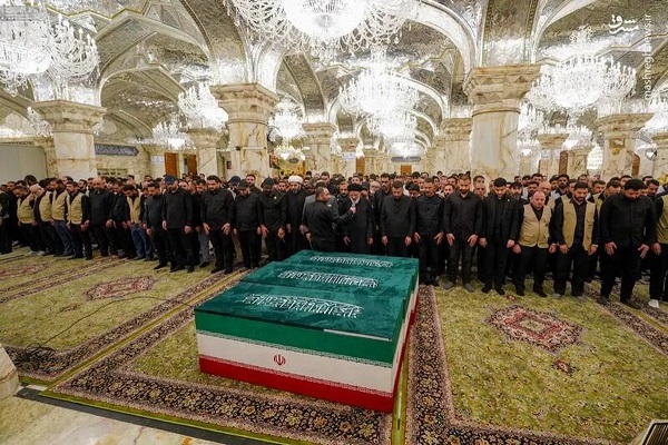 تدفین پیکر رهبر شهید انقلاب با حضور بیت معزز رهبری/ اقامه نماز بر پیکر پاک رهبر شهید انقلاب در صحن پیامبر اعظم